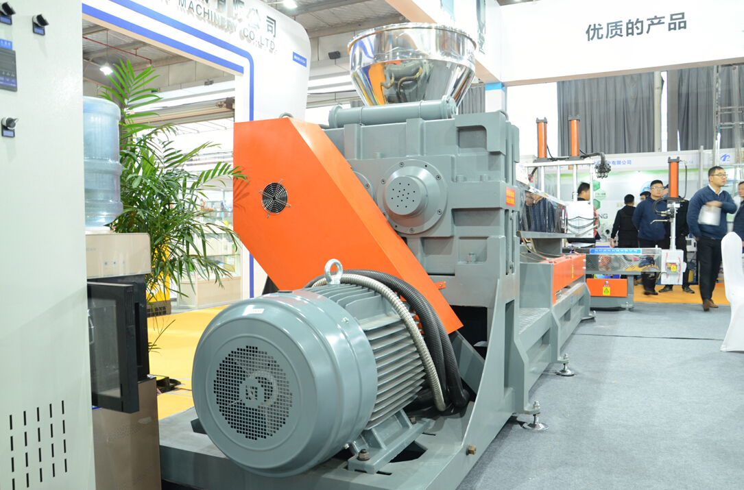 直击展会:         此次,科好带来的产品有:塑料造粒机,模头